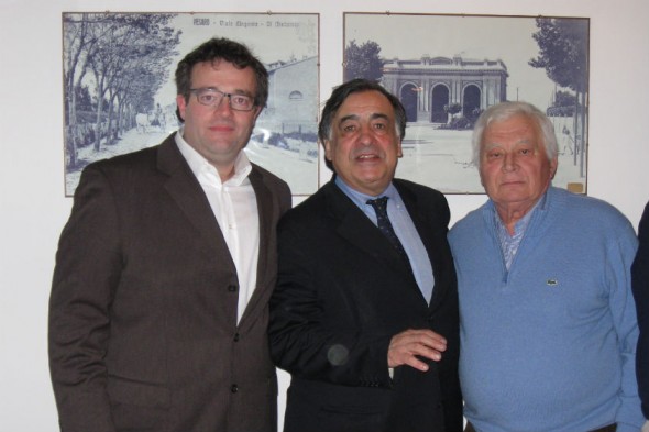 Vincenzo-Simonetti-in-uno-scatto-durante-una-cena-con-il-presidente-Frank-Fabbri-e-lonorevole-Leoluca-Orlando-a-Pesaro1
